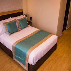 Zimmer mit Kingsize-Bett